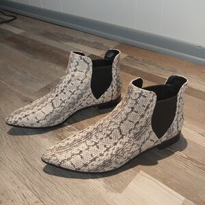 Cole Haan Faux Aligator Shoes, Size 9.5, Beige